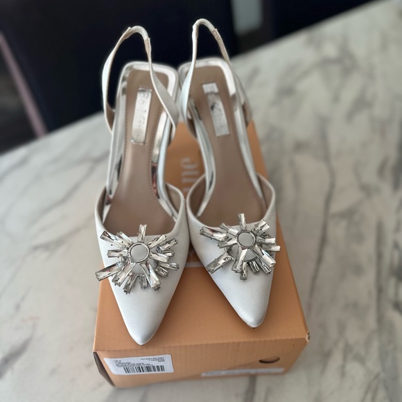 Sling back mid heel shoe with embellishment in white - Picture 5 of 7